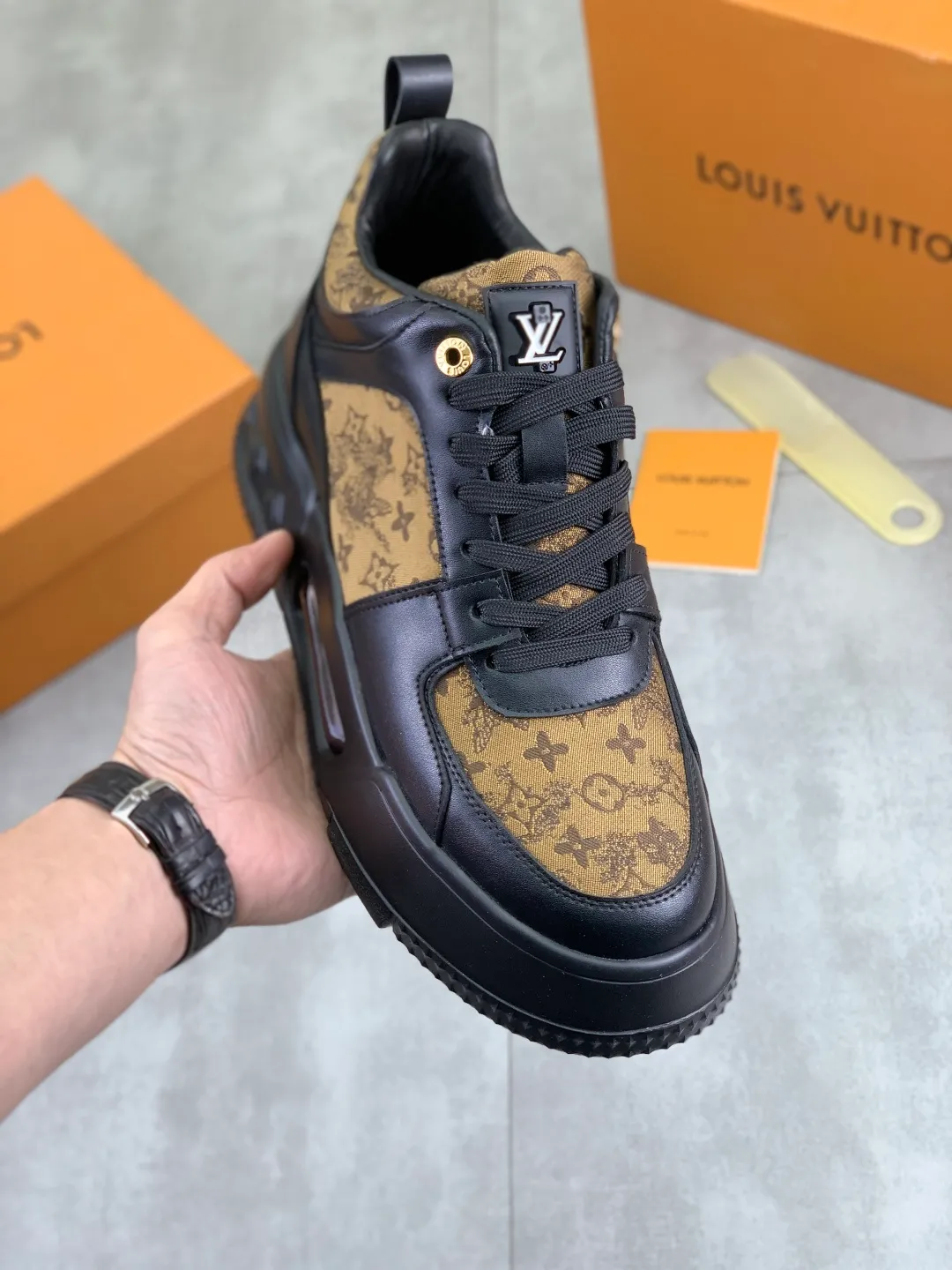 Men's men's shoes 💰P440 new style 💶【LOUIS VUITTON) new high top🍀LV Louis Vuitton *—— LV classic high top trendy shoes! Made of imported original soft calfskin, water-dyed pigskin lining. Original wear-resistant rubber outsole! High quality products! Code number: 38-44 Color: 2️⃣colors available